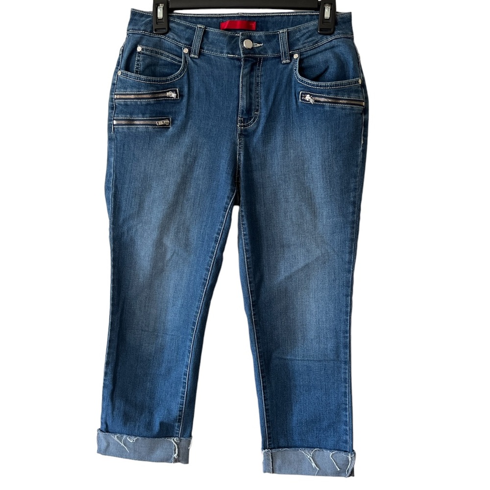 JENNIFER LOPEZ MEDIUM WASH DENIM CAPRIS SIZE 8 WITH FRONT ZIPPERED EMBELLISHMENT